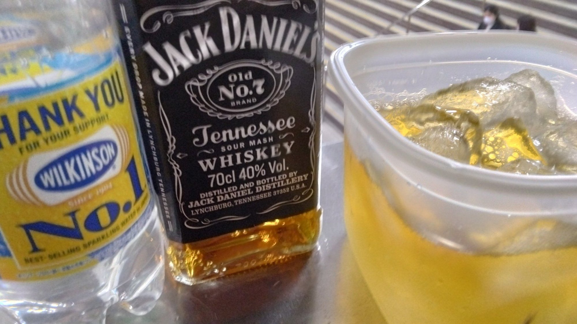 お酒を注ぐならコンビニのロックアイス400gカップに限るという話 Motoz Note お酒を注ぐならコンビニのロックアイス400gカップに限るという話 Motoz Note