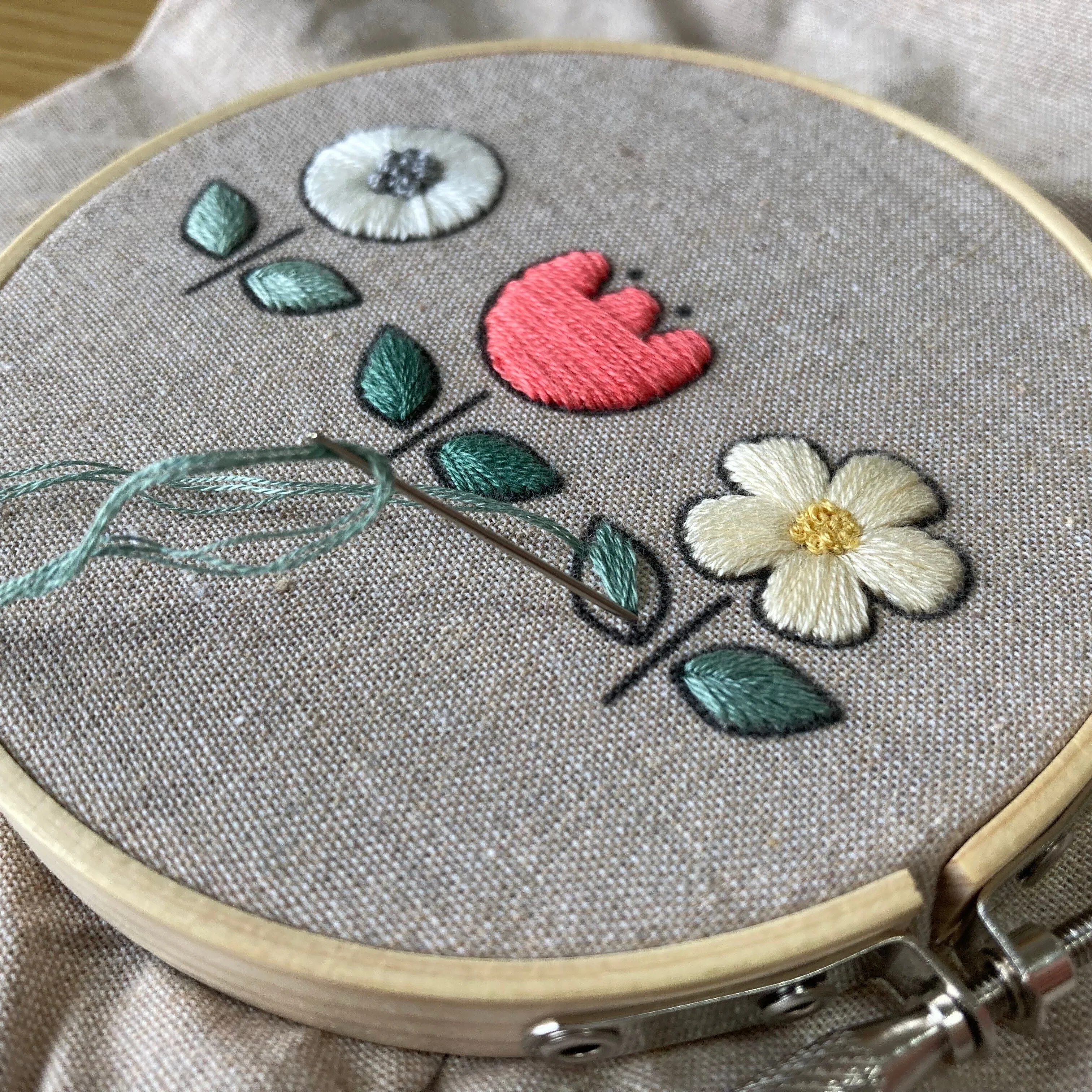 ハンドメイド刺繍ブローチ・フレーム・巾着　　 選んで作る我が家のペット 刺繍枠を入れる巾着が欲しくて作ってみた（制作の裏話）｜はなこまち