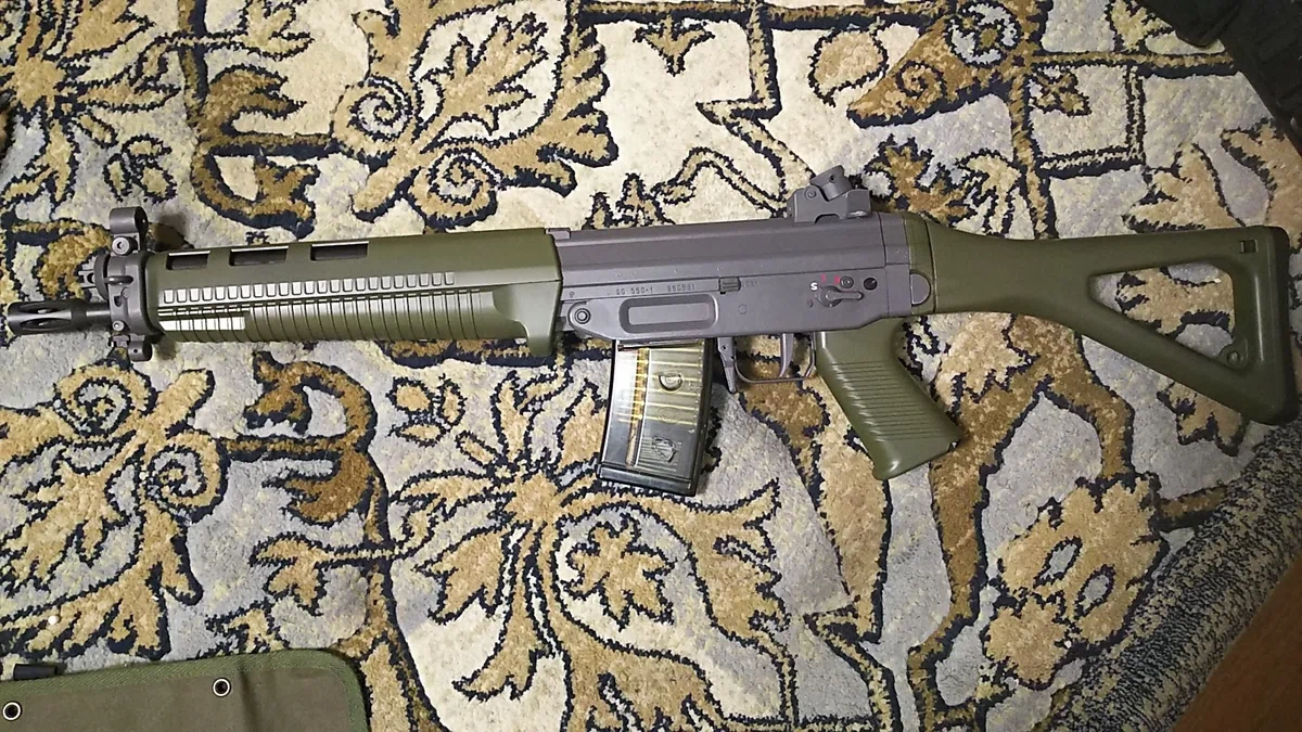 絶版/SWAT『 東京マルイ SIG551 』マウントレイル付き