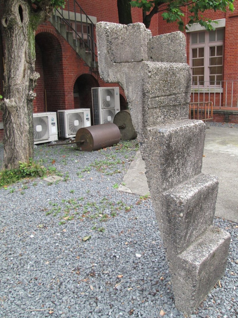 今日の一枚、京都の古い大学にあるトマソン。トマソンとは超芸術トマソンという概念のこと。存在がまるで芸術のようでありながら、その役にたたなさ・非実用において芸術よりももっと芸術らしい物のうち、不動産に属するものことらしい（wikiより引用）