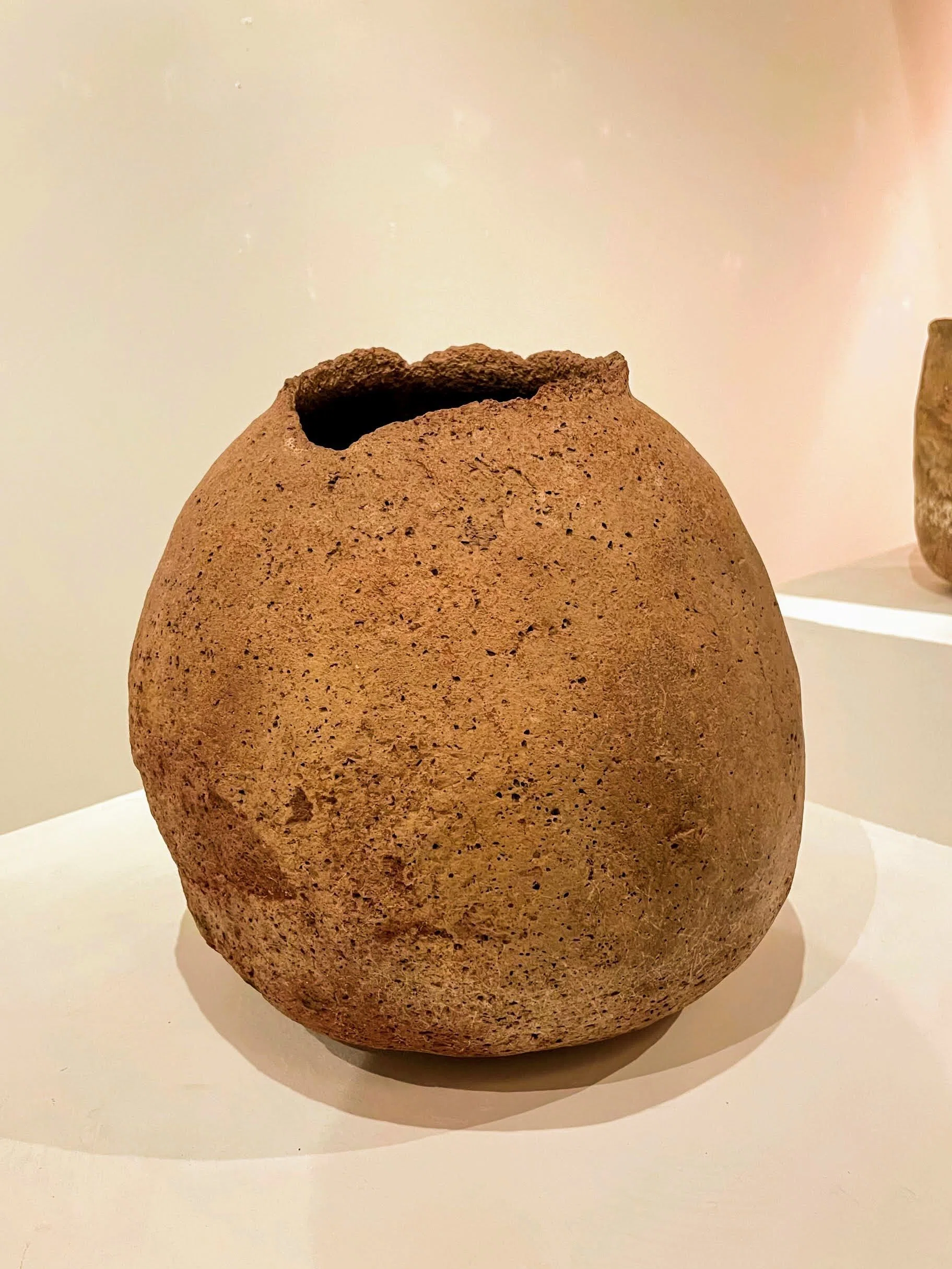 パナリ焼展：1 ／箱根菜の花展示室｜美術館とお寺と猫