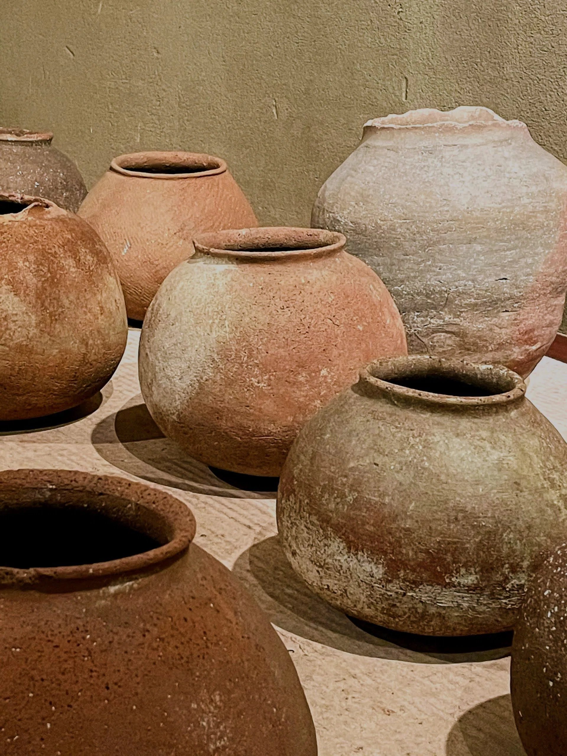 パナリ焼展：1 ／箱根菜の花展示室｜美術館とお寺と猫