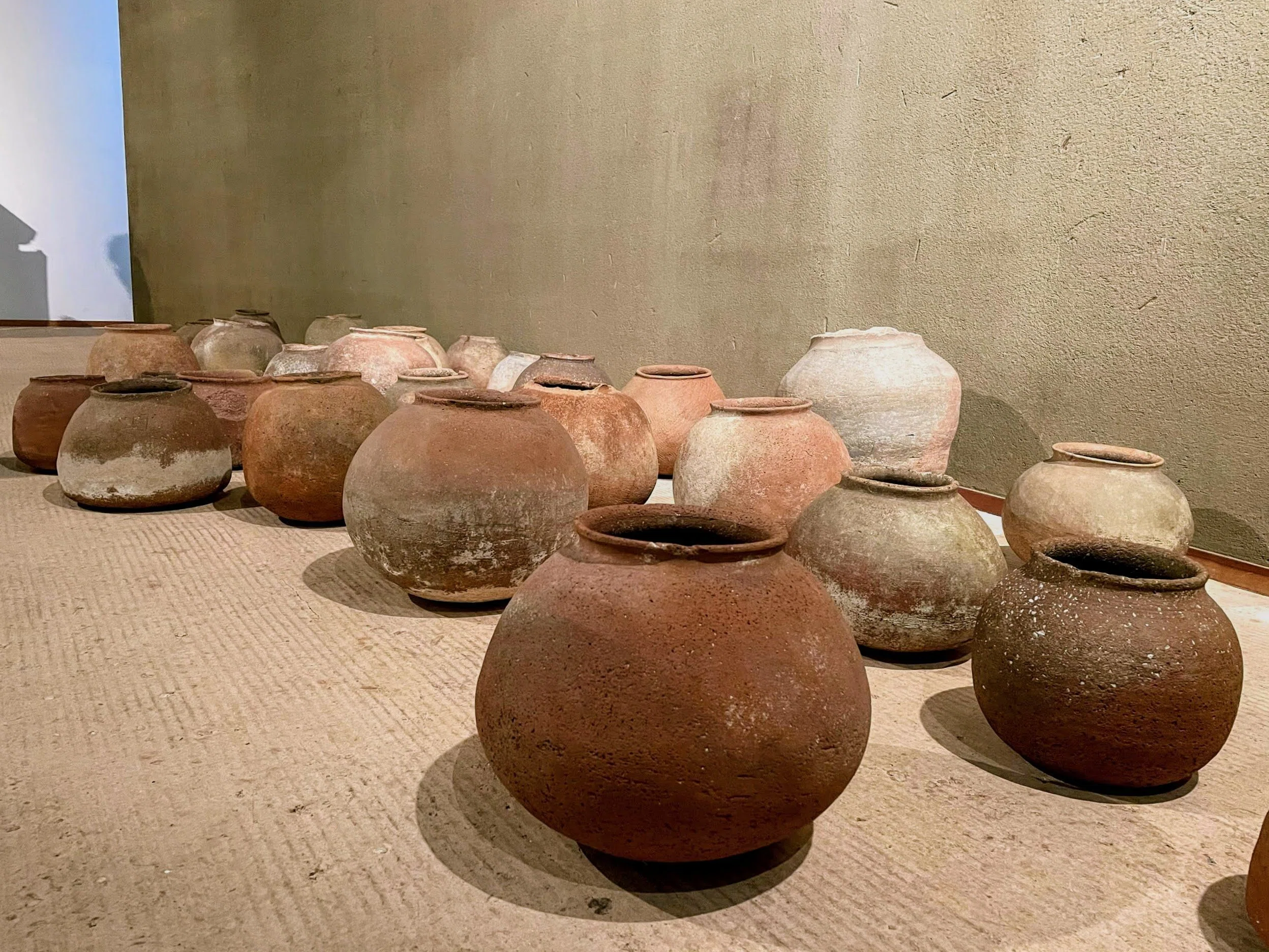 パナリ焼展：1 ／箱根菜の花展示室｜美術館とお寺と猫