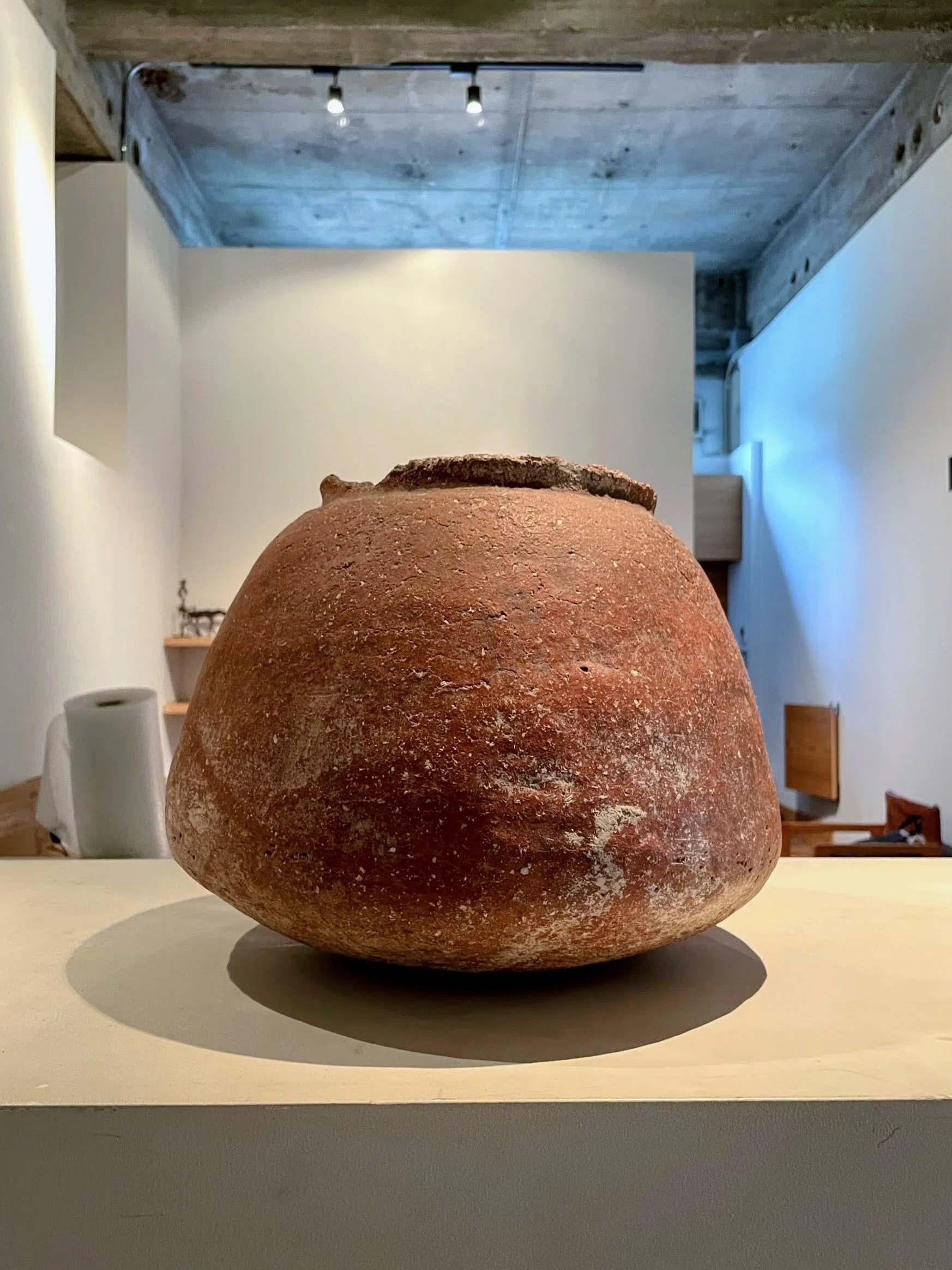 パナリ焼展：2 ／箱根菜の花展示室｜美術館とお寺と猫