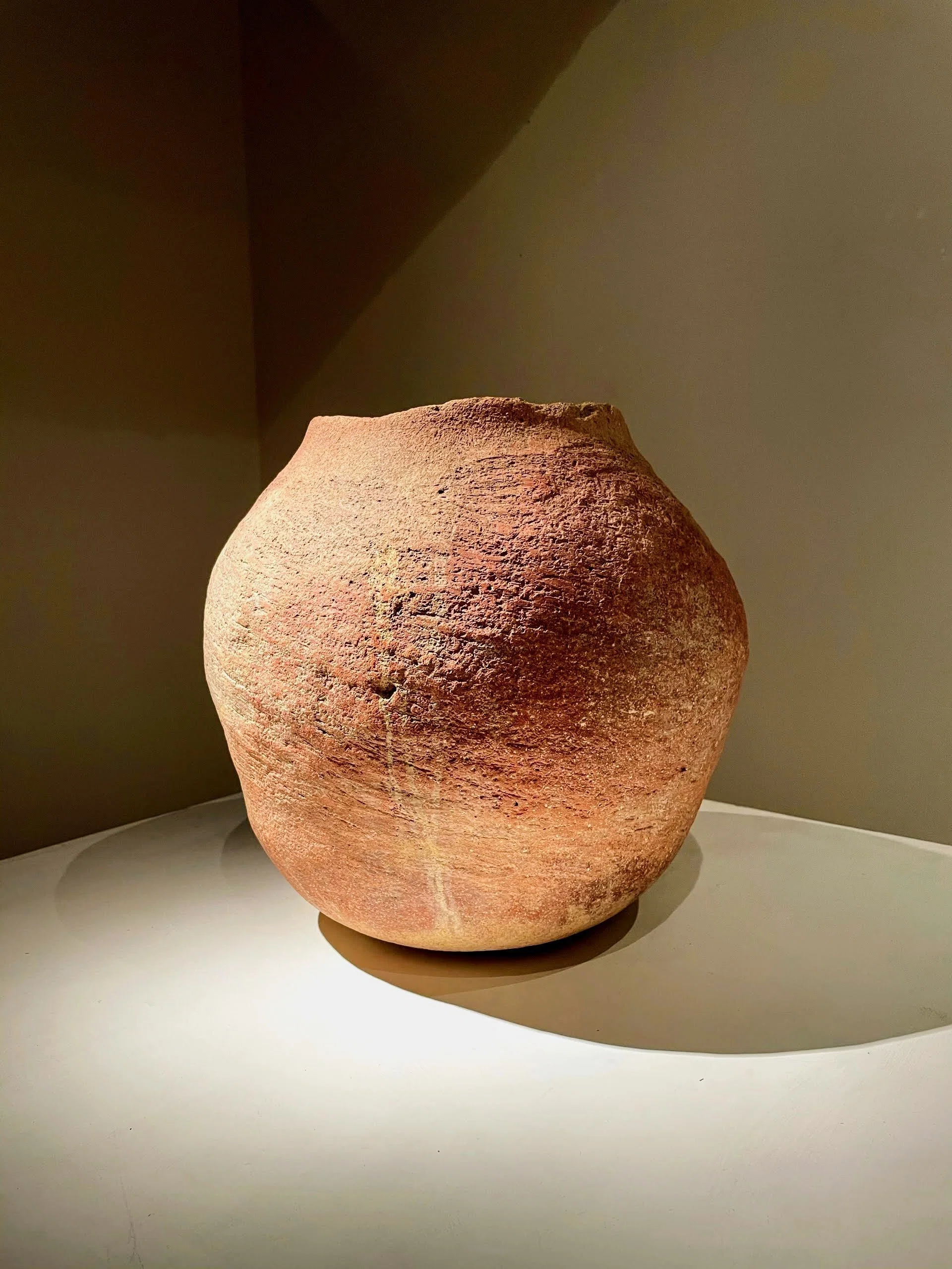 パナリ焼展：2 ／箱根菜の花展示室｜美術館とお寺と猫