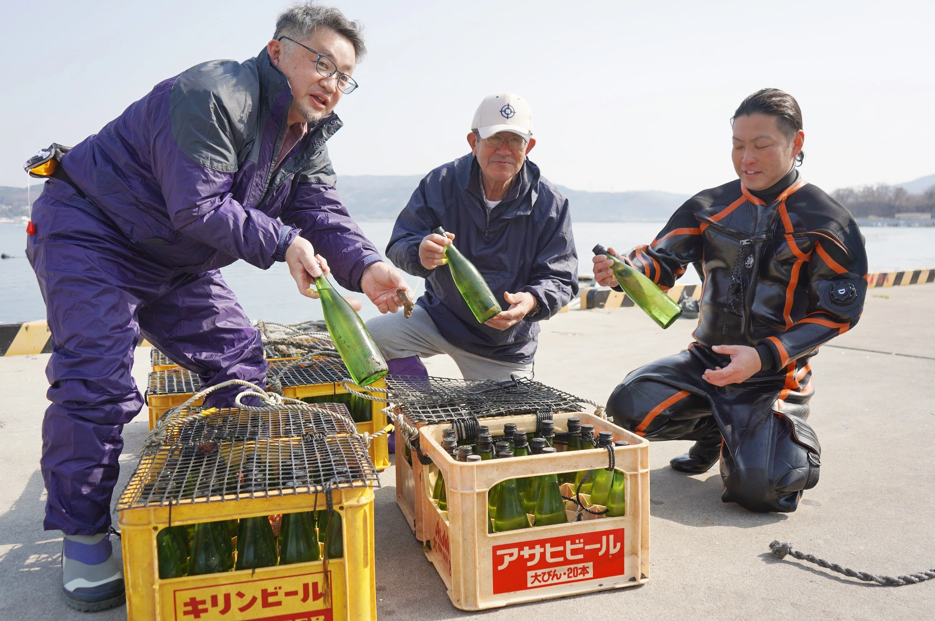 海底熟成で味まろやか 日本酒150本引き揚げ 万石浦湾で特産品づくり