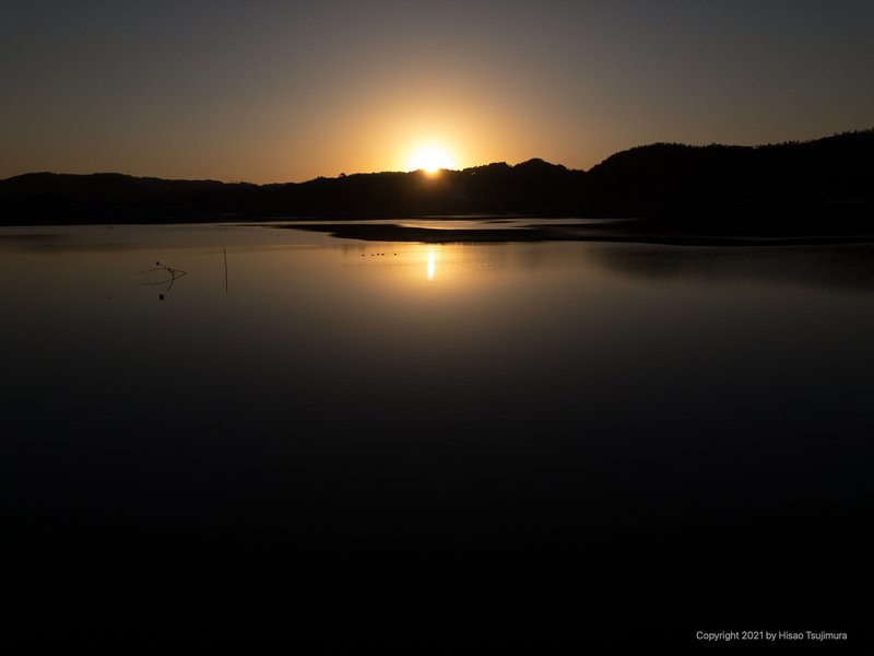 千葉県市原市のダム湖を夕暮れ時逆光で撮った写真