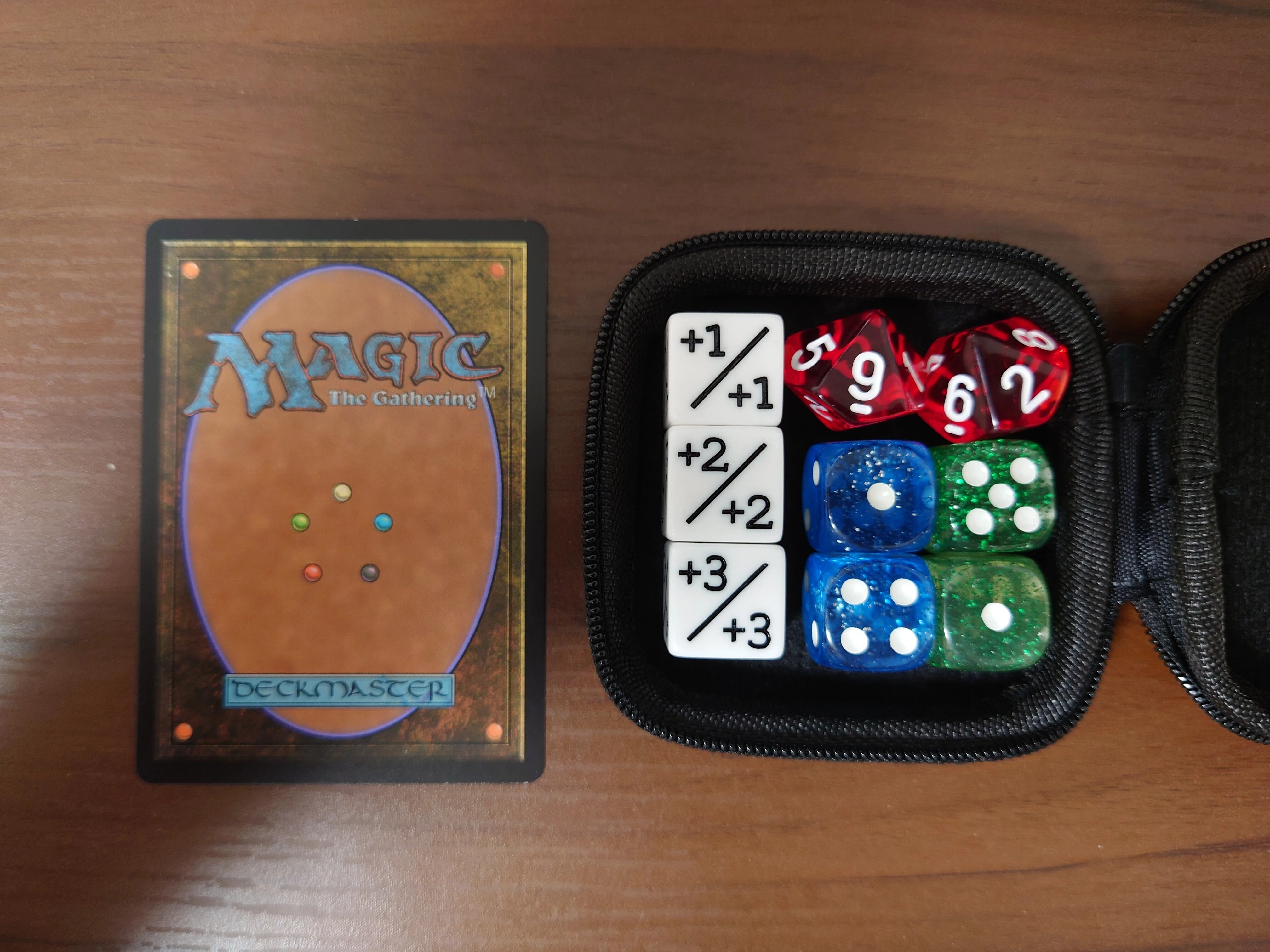 ダイスケース mtg MTG 無駄に縦長では無く均等の取れたこのデッキケース
