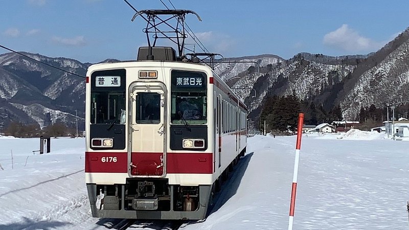 会津鉄道線内を走る6050系普通東武日光行きの画像