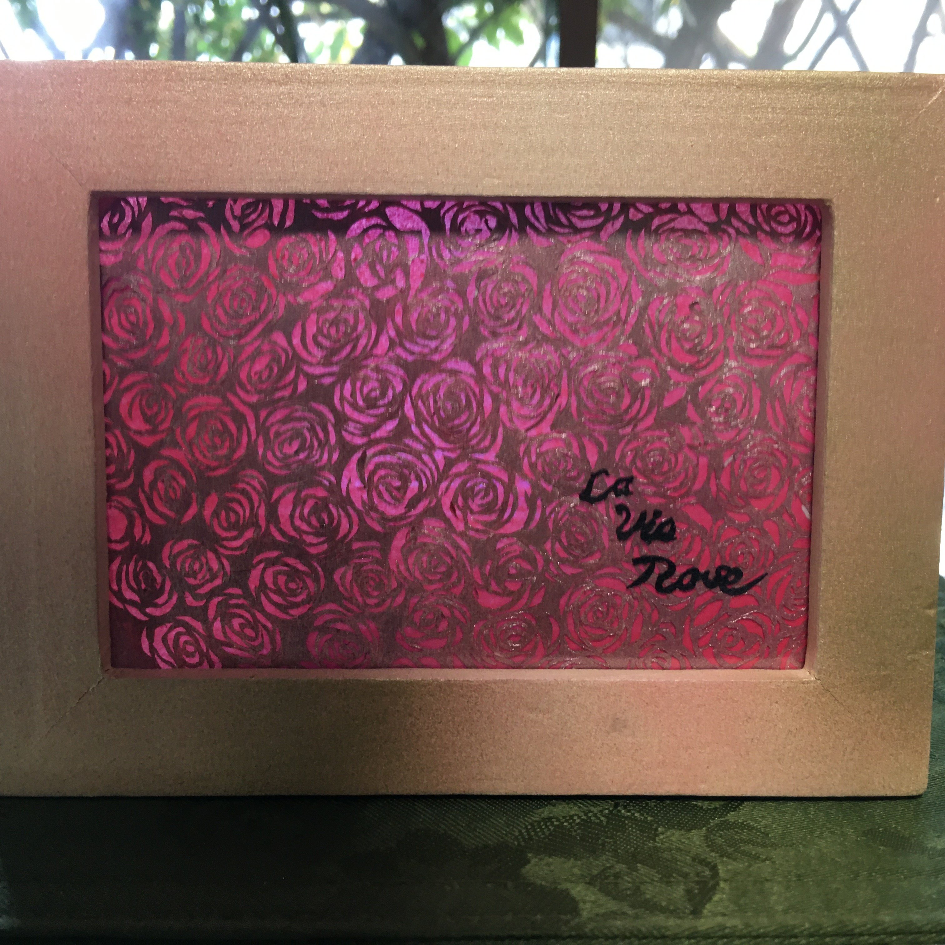 切り絵アート 一面の薔薇 La Vie En Rose Frau Schnitt Note
