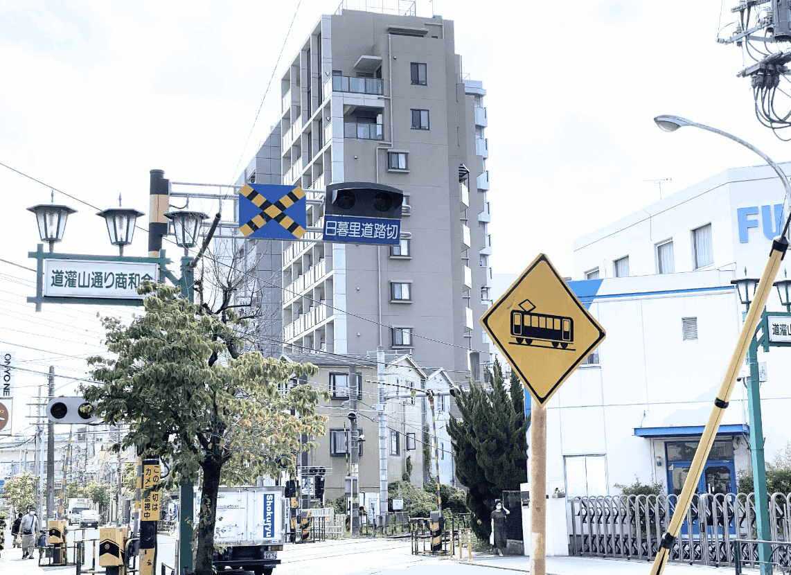 道路標識　警戒標識　踏切有り　207-B　標識　鉄道 踏切あり（207-B） | 実例写真で覚える道路標識。