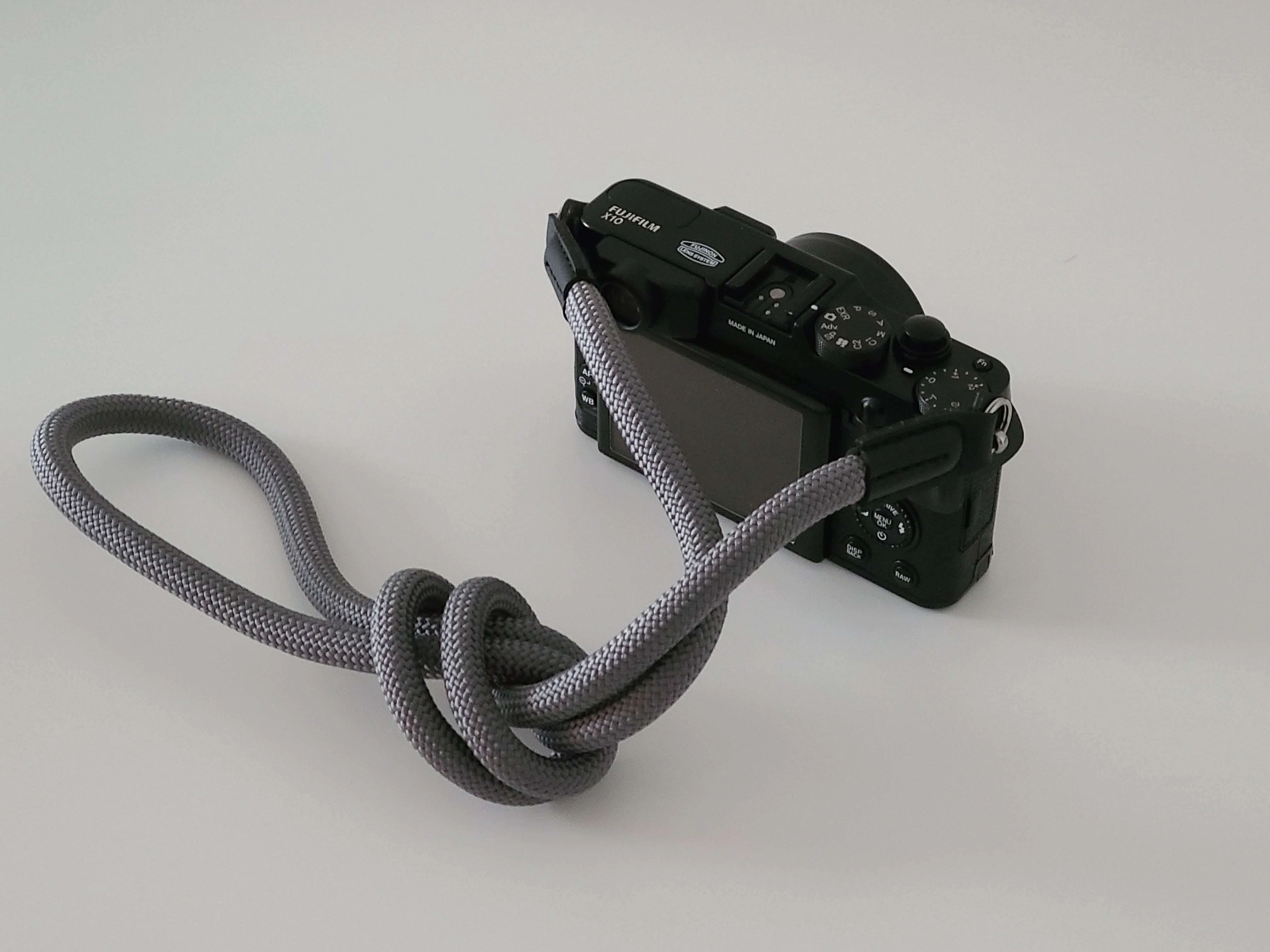 【完動品】FUJIFILM X10 アクセサリー多数！ULYSSESストラップ付 FUJIFILM X10をカスタマイズしてみた【Vol.1】｜ストラップ篇｜©︎Reo