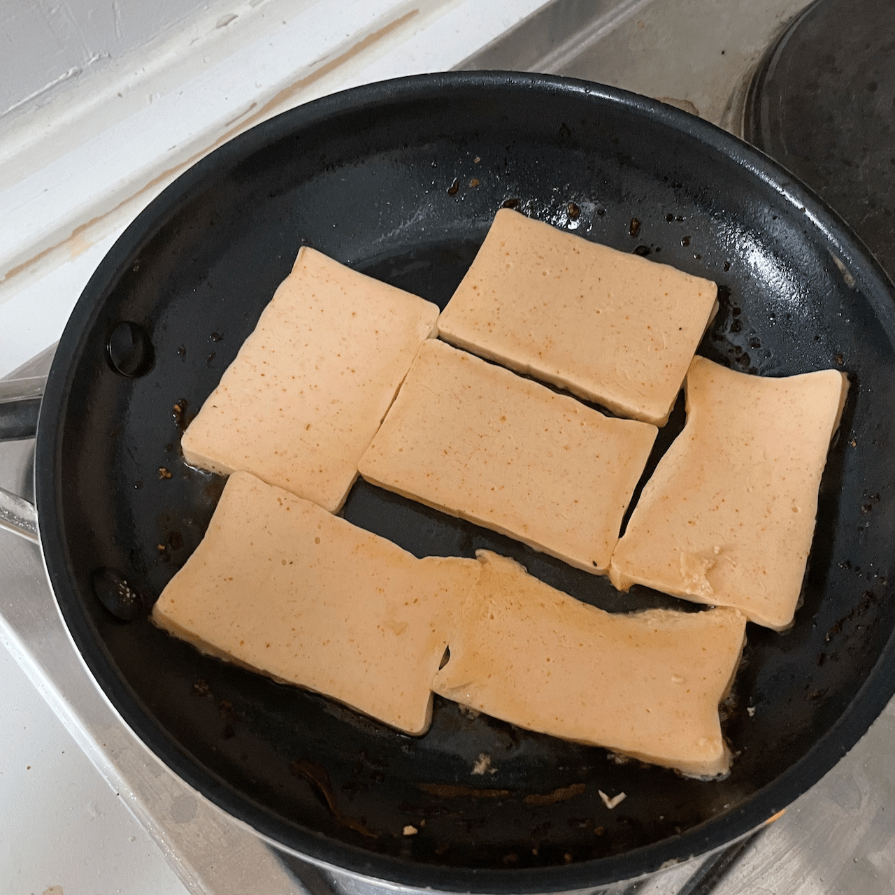 軽くオリーブオイルをフライパンの上にひいて、スライスしたチーズを投入〜。 画像4