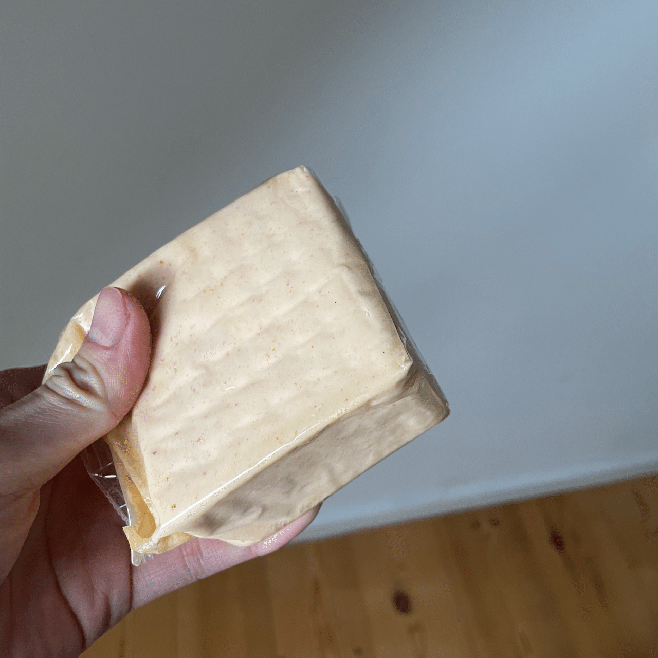 パッケージから取り出してみると、固くなった木綿豆腐のようなチーズ。 画像2