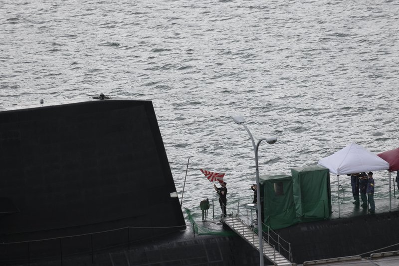 朝8時。自衛隊桟橋に君が代のラッパが響き、自衛艦旗が掲揚されました。（艦尾ではなくセイルの後ろにも旗竿があるのですね）