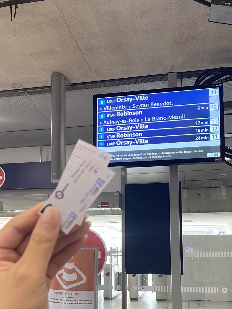 17時06分、Gare Aéroport CDG2 TGVにて。ようやく重い腰を上げ、パリ市内へと向かう高速鉄道に。駅の場所も分からなければ、チケットの買い方も改札の通り方も分からない。ここに来て再び前途多難を悟る。おかしいな、デンマークに行ったときはどう乗り切ったんだっけ。