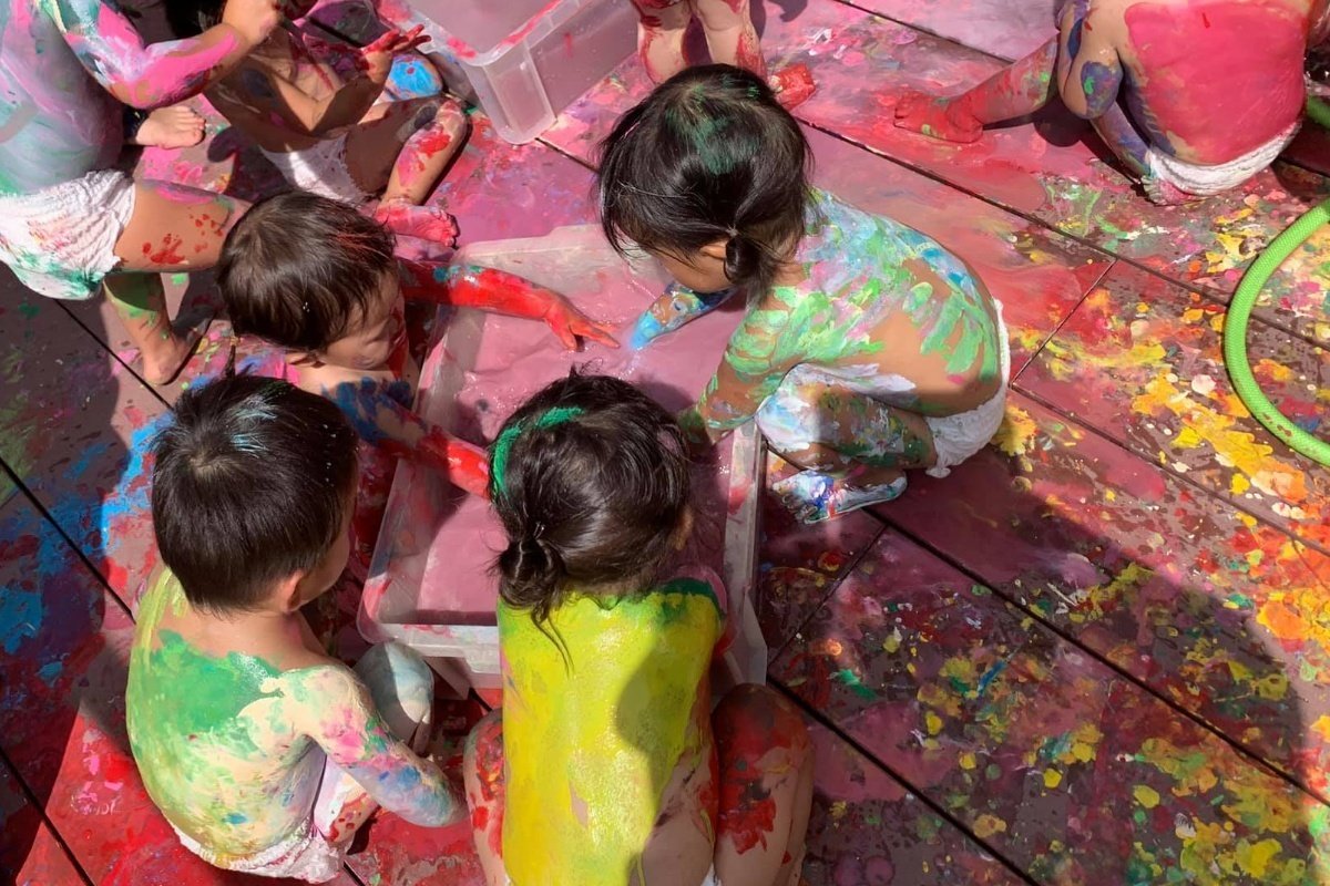 ボディペインティング で感触遊びを大胆に 写真で知ろう 小規模保育 遊び 全国小規模保育協議会 実践本チャプター Note ボディペインティング で感触遊びを大胆に 写真で知ろう 小規模保育 遊び 全国小規模保育協議会 実践本チャプター Note