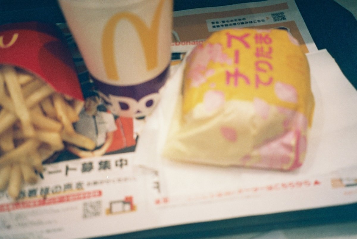 チーズてりたまセットのフィルム写真。