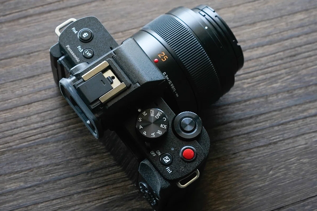 日常を鮮やかに切り取る小さなカメラ「LUMIX G100」｜LUMIX Magazine