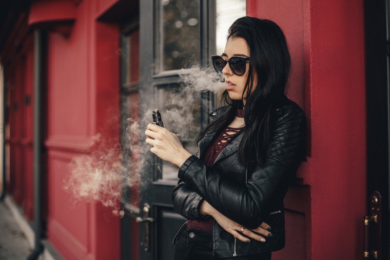 喫煙　女性