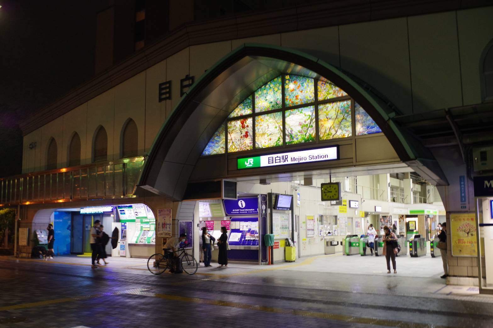 ステンドグラス 夜の街並み （夜に照る目白駅のステンドグラス