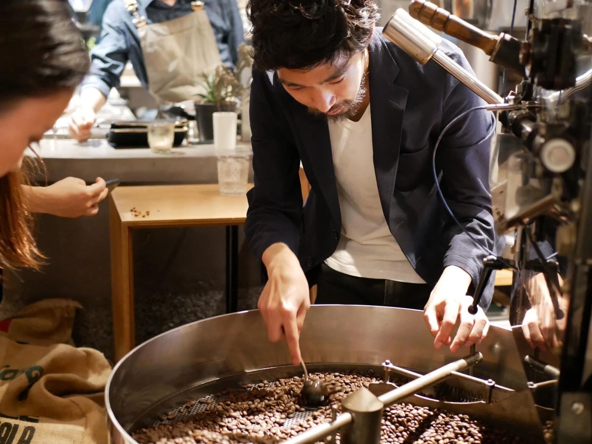 開放的な空間のロースタリーカフェ、WOODBERRY COFFEEの荻窪店