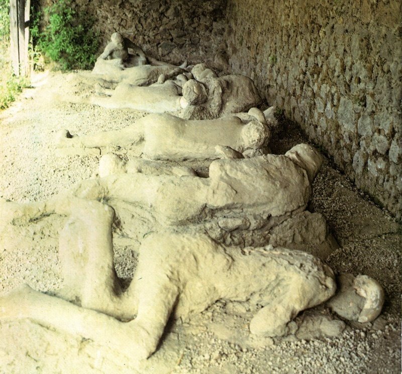 観光の現地で買って来たポンペイの遺跡の本２冊 画像解析技術でポンペイの「未記録の落書き」79点を新発見──愛の告白
