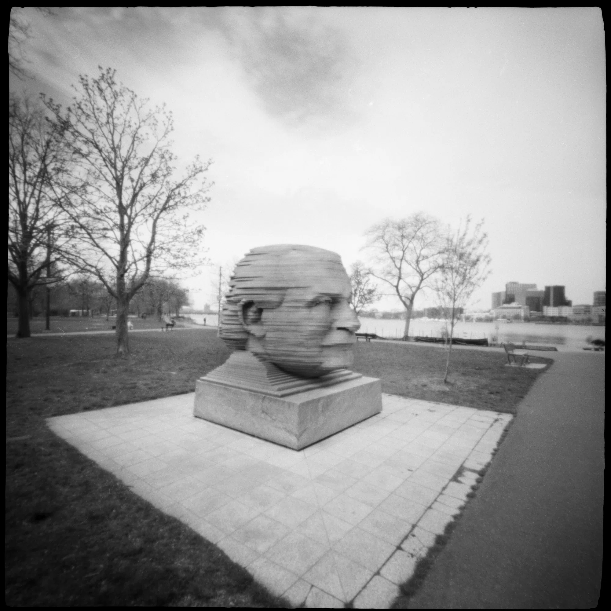 世界ピンホール写真デーは、中判6x6ピンホールカメラZero 2000で針穴 