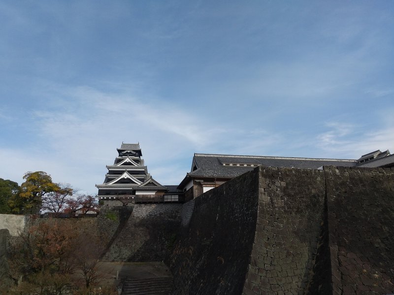 はい！毎週日曜夕方恒例の、写真からパワーもらうぞ、のお時間です。　今日は、熊本城です。左側の白い部分は、崩れた石垣を応急処置しているところです。それでも、熊本城は、いつ見ても、堂々としています。その凛々しい姿に、いつもパワーをもらいます。　連休も、まあ、ぼちぼちと…(^^;)
