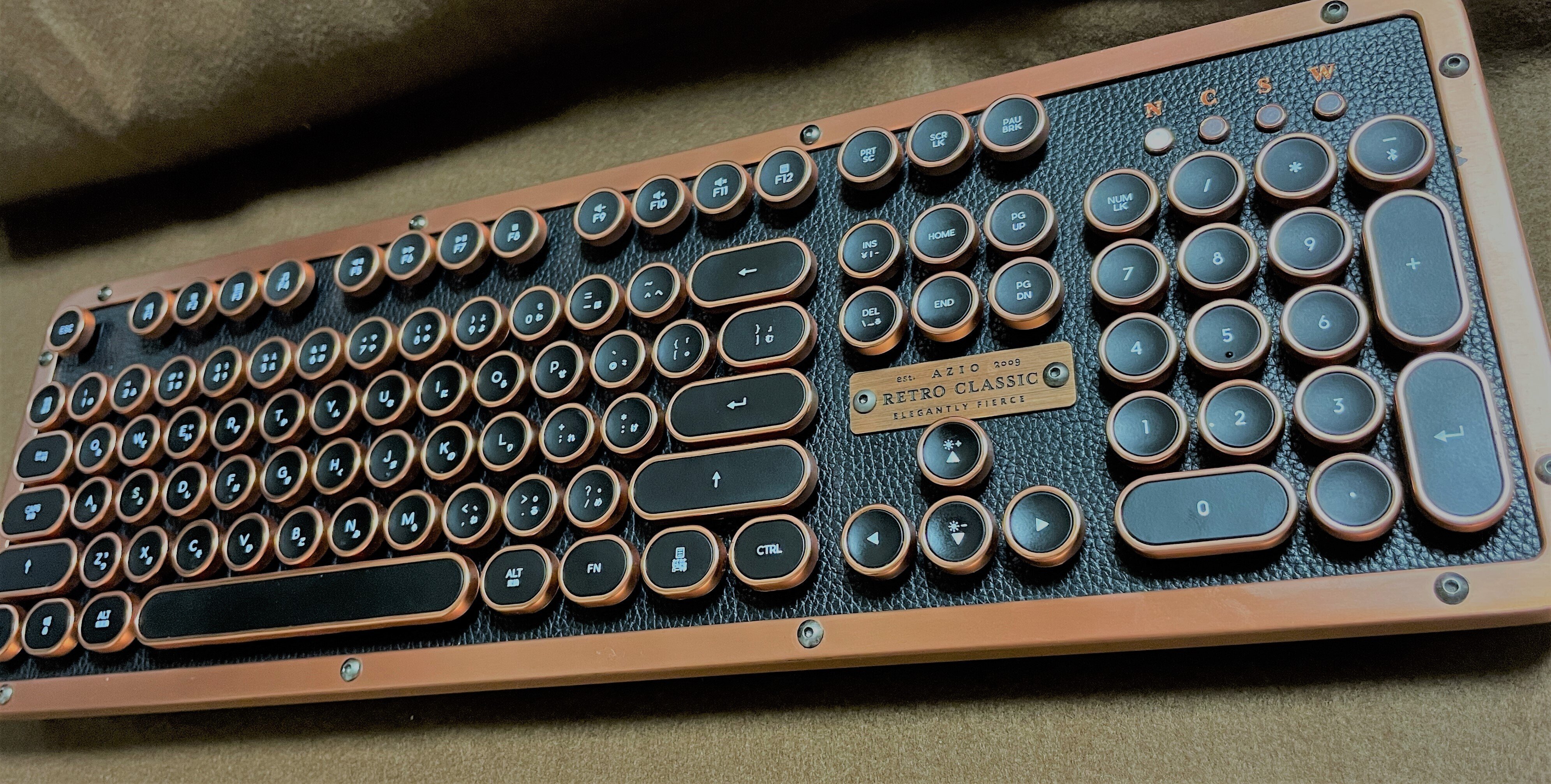 AZIO レトロクラシック キーボード【青軸相当】 Azio Retro Classic レビュー － レトロで贅を尽くした素材を