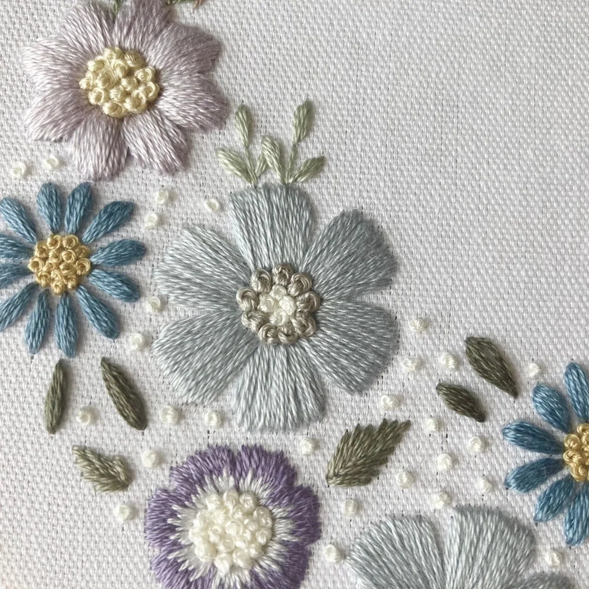 PDF図案「くすみブルーのドライフラワーリース」｜はなこまち/刺繍作家