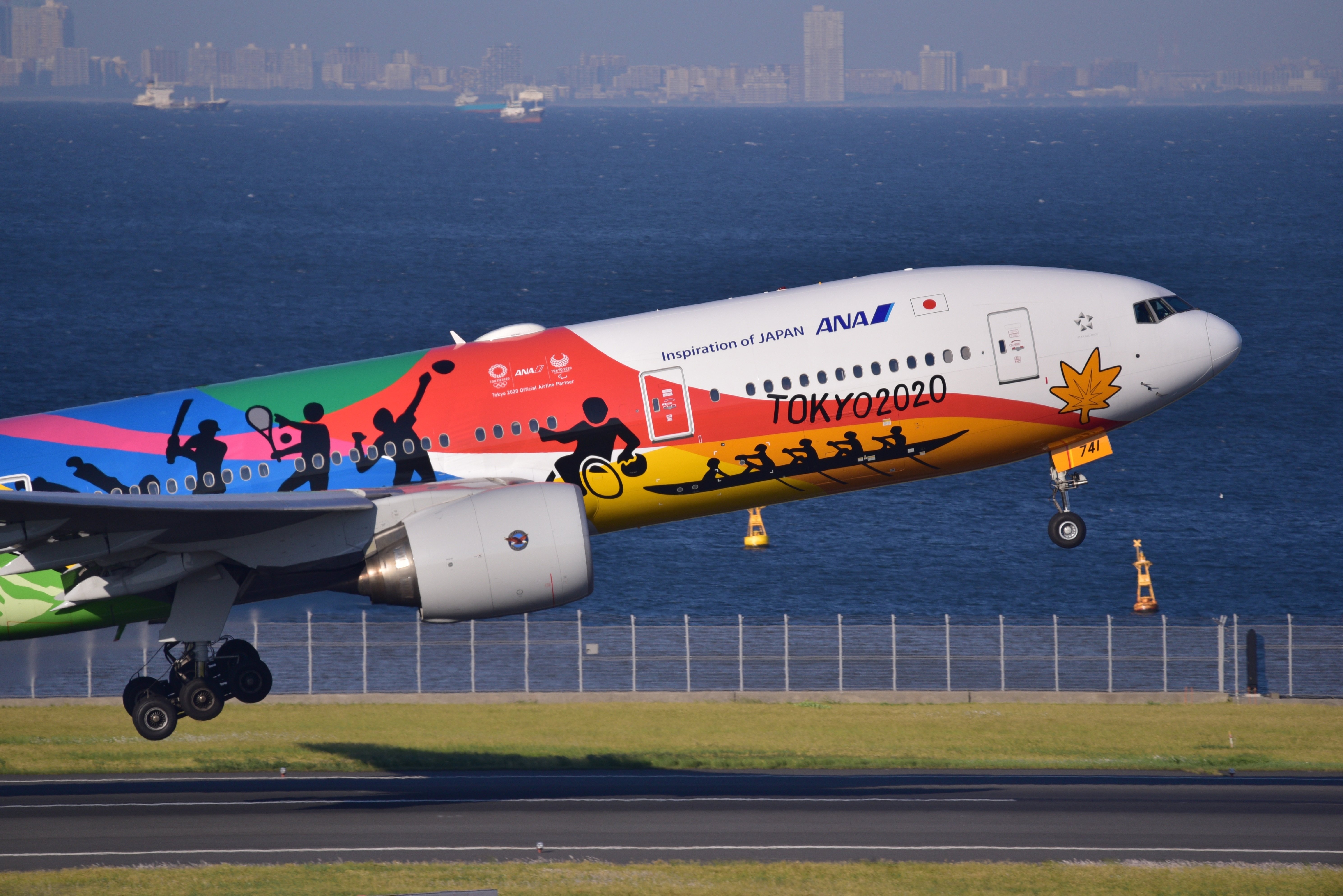 航空機・ヘリコプター HELLO 2020 JET JA741A 東京オリパラの残り香、JA741A「HELLO 2020 JET」｜ユキカゼ（深水千翔）