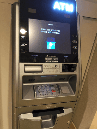 ATMの写真　中央にヘッドフォンジャック