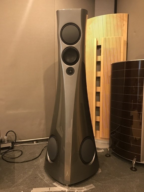 プラウニーのスピーカーです。 B&W、「800 Series Diamond」の新世代ラインナップを発表。フラッグ