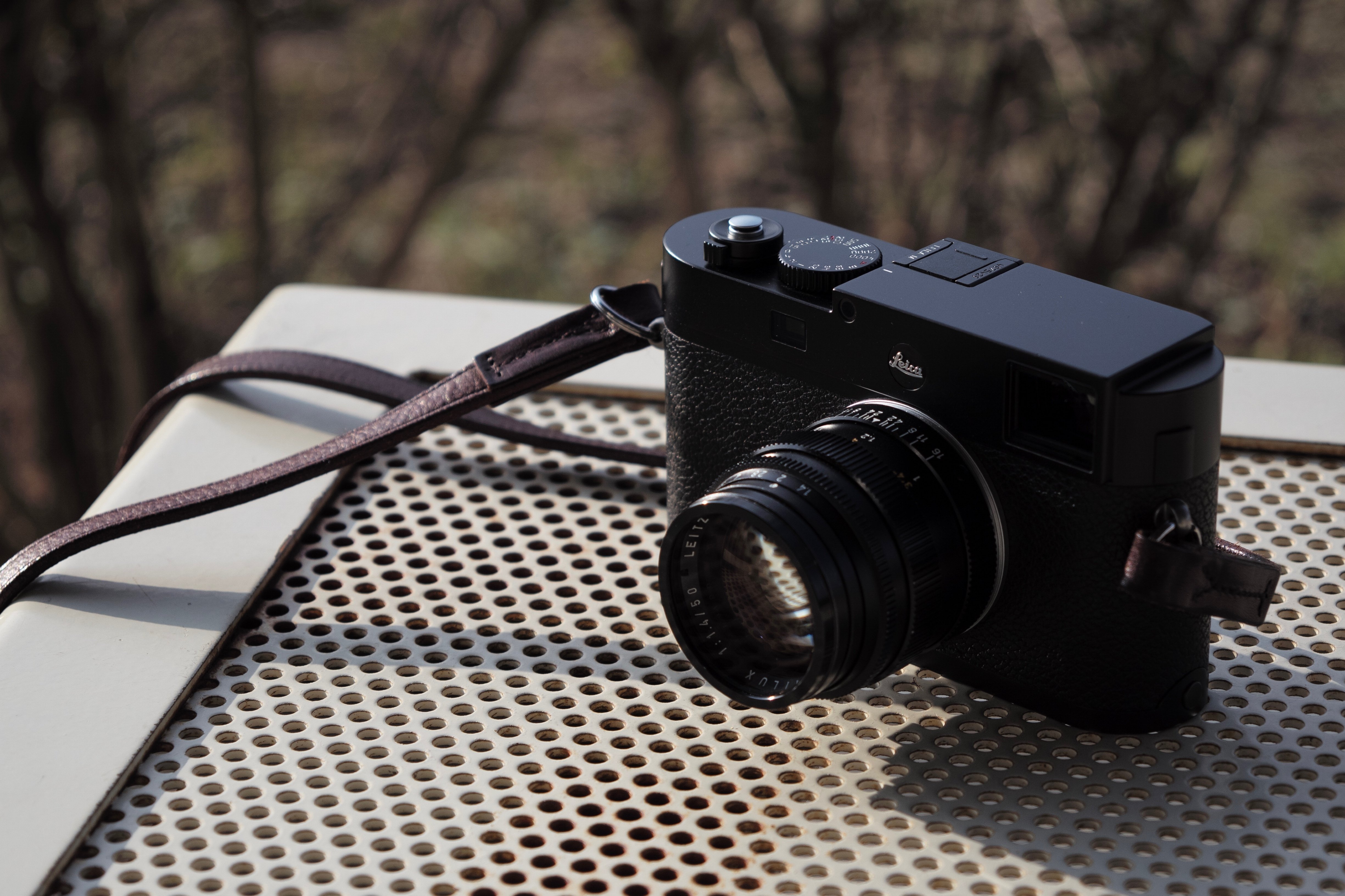 ライカの赤バッジを本気で黒く塗る｜kamo