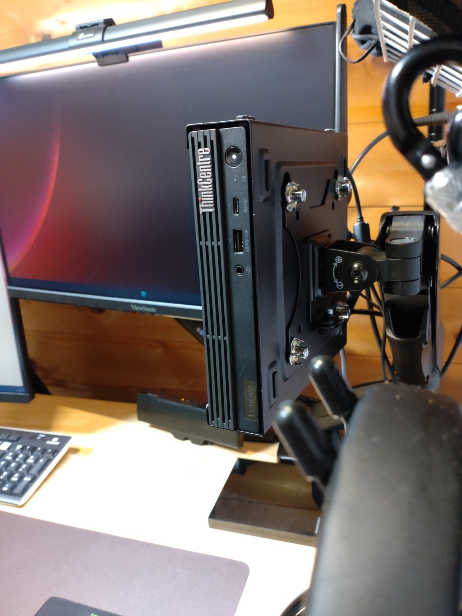 HumanCentric デュアルVESAマウント Mac Mini対応 カスタムMac Miniマウントマウント モニターアーム付きモニター背面にMac Miniマウント VESAスリーブ Mac Mini HumanCentric デュアルVESAスリーブマウント Mac Mini対応 アーム付き