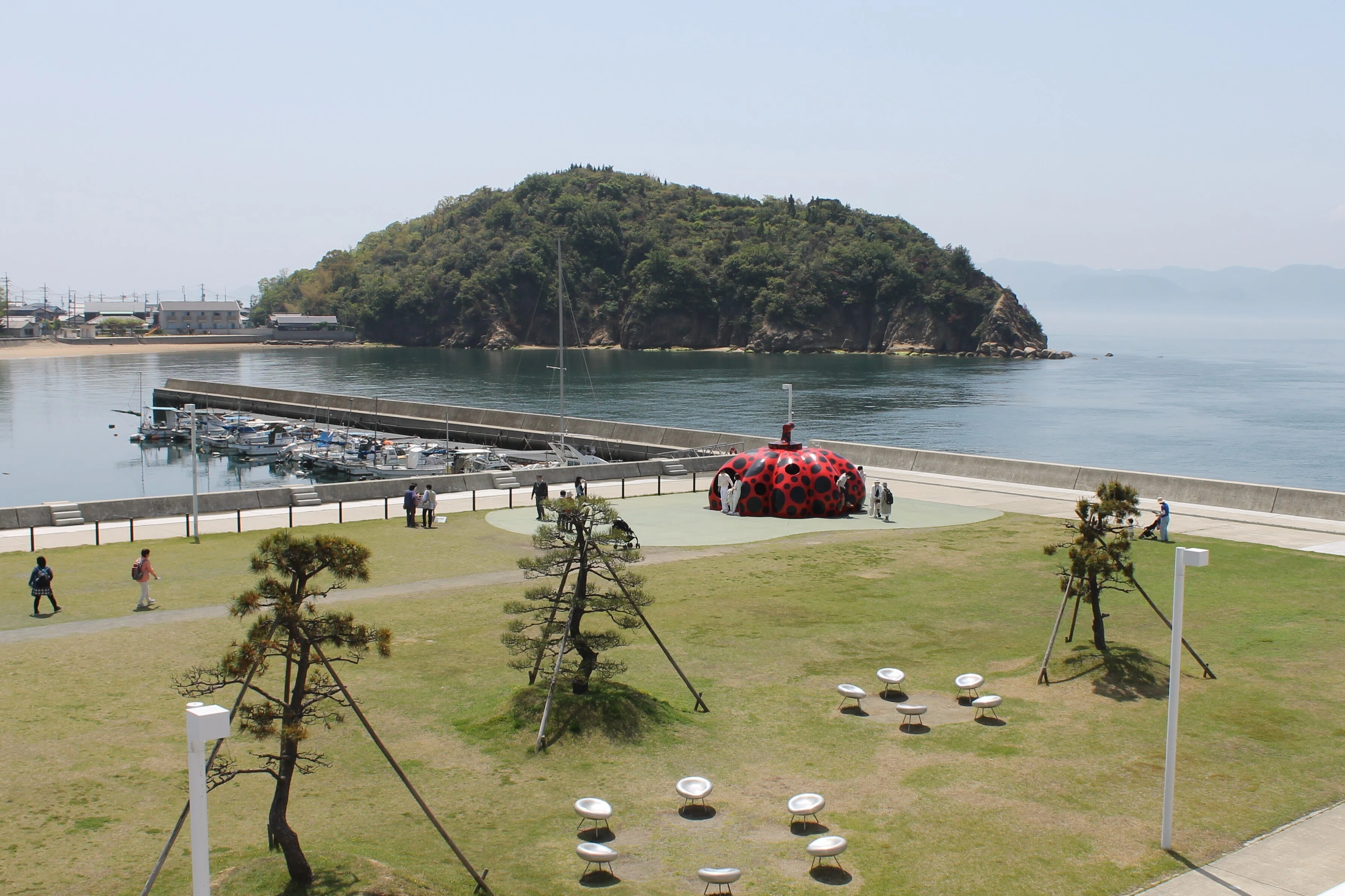 草間彌生「赤かぼちゃ」(直島)の中に独り佇み、世界を眺めた朝｜Abbey
