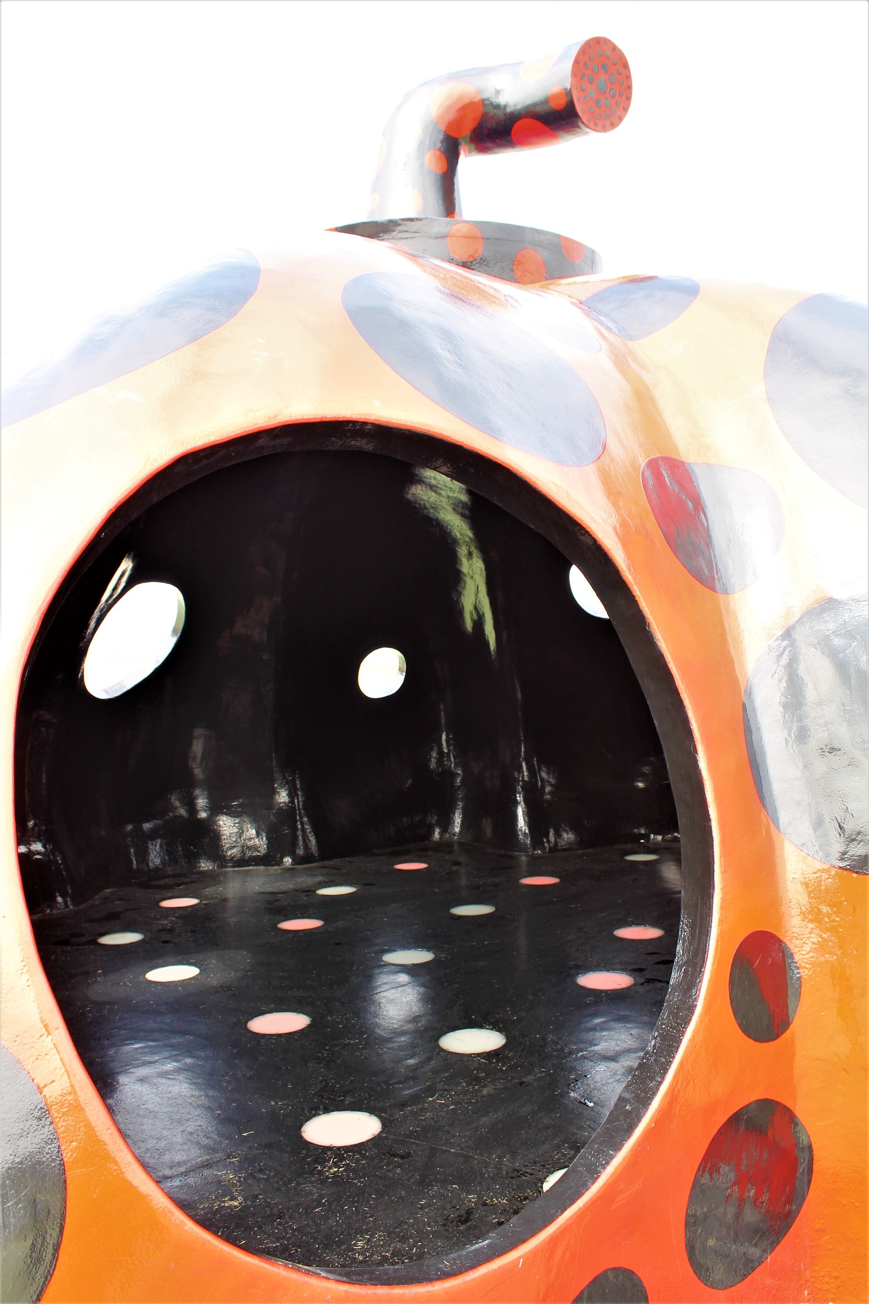 草間彌生「赤かぼちゃ」(直島)の中に独り佇み、世界を眺めた朝｜Abbey