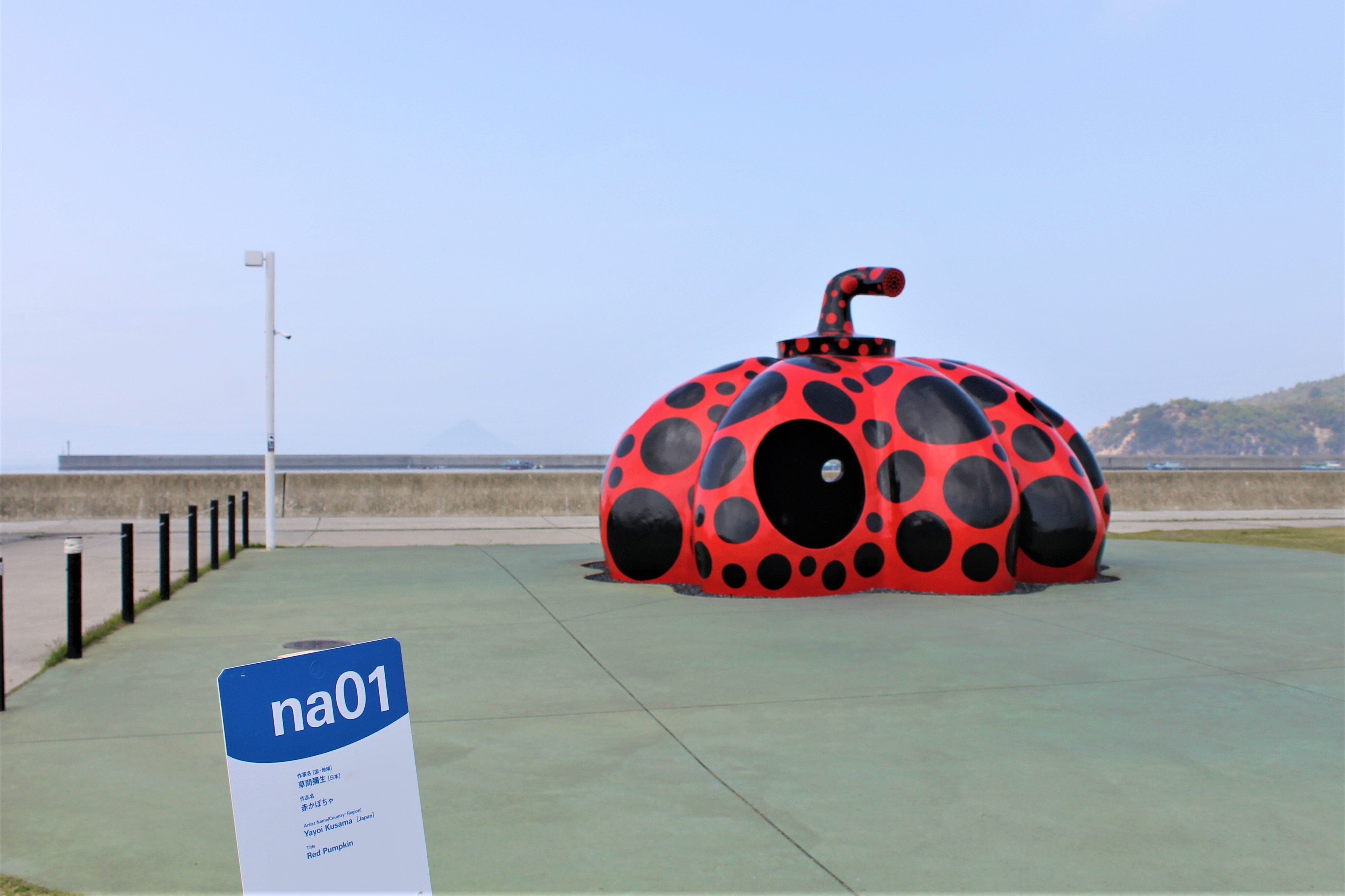 草間彌生「赤かぼちゃ」(直島)の中に独り佇み、世界を眺めた朝｜Abbey