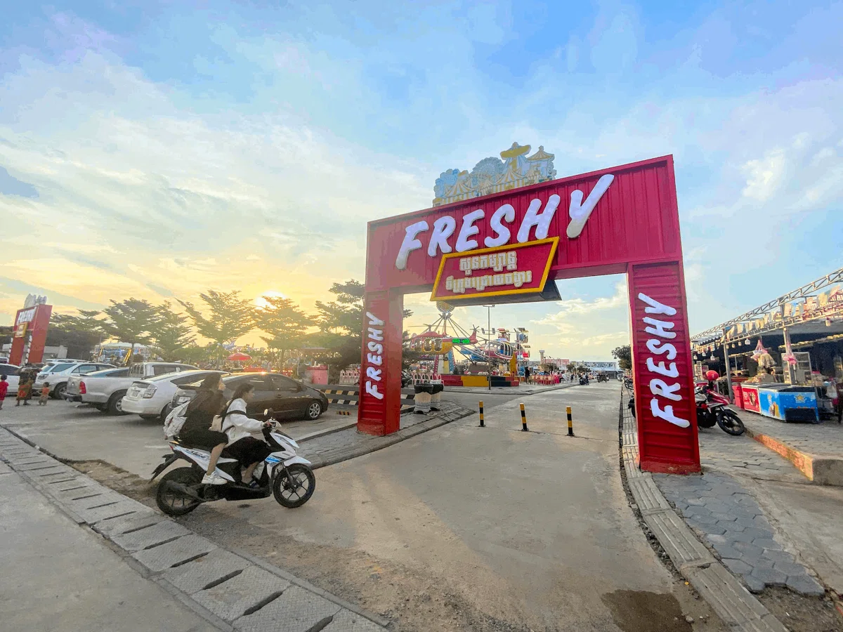 Must-See?! A Psychedelic Amusement Park in Cambodia! [Travel Education ...