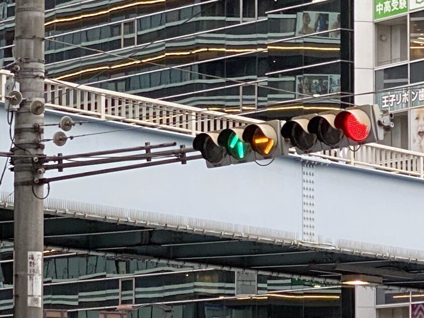 横一列に6灯が配置された信号機｜道路標識マニア