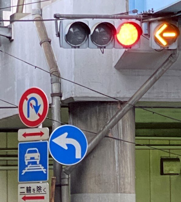 横一列に6灯が配置された信号機｜道路標識マニア