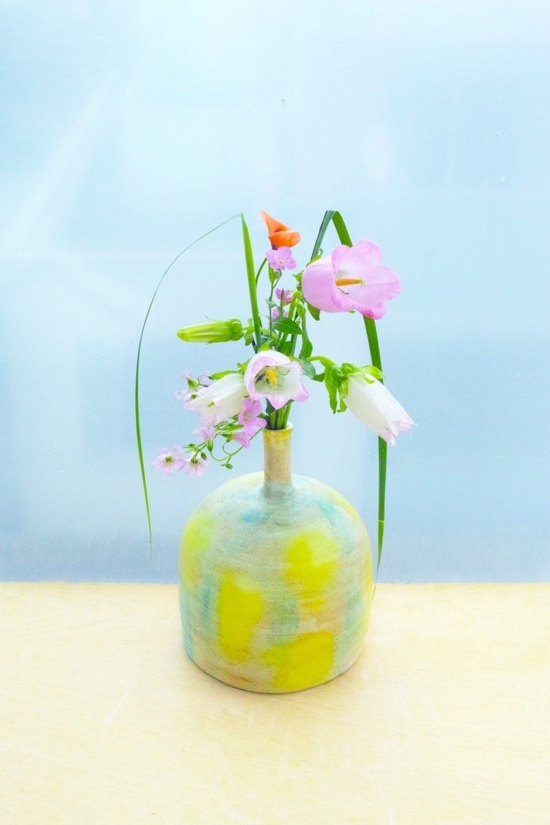 陶芸教室でつくった花器、ちょっと口が細いかな、と思ったけれど、たくさん入った春の花々。