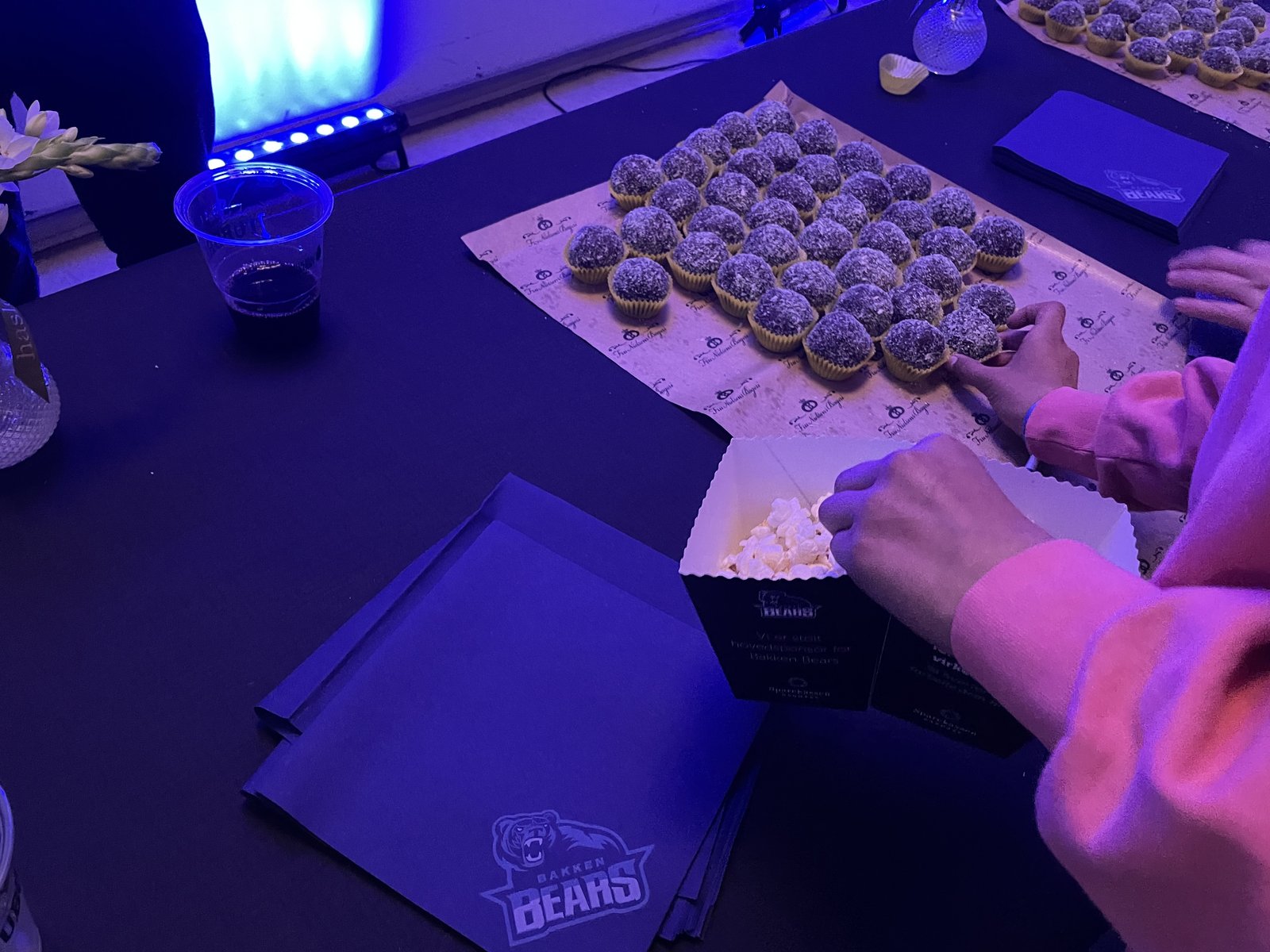 Second Quoter が終了したので会場のロビーに行ってみると、お菓子が並んでる〜♪ 地味だけど、これがVIPの力じゃ! 画像4