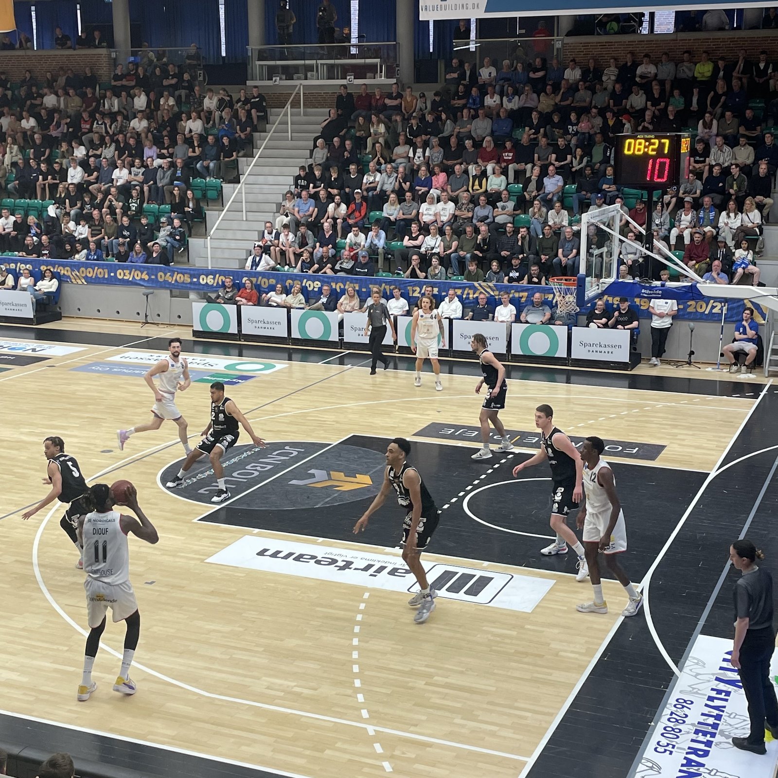 さすがに本場アメリに比べると小規模な試合でしたが、デンマークにはプロバスケットリーグがあり、オーフスを拠点とするBakken Bearsが「現在トップを売りこむ様子」 画像3