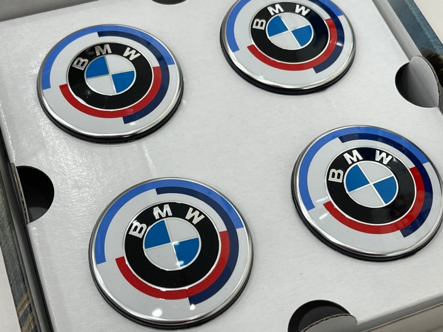 純正】BMW M 50周年記念エンブレム - 外国自動車用パーツ