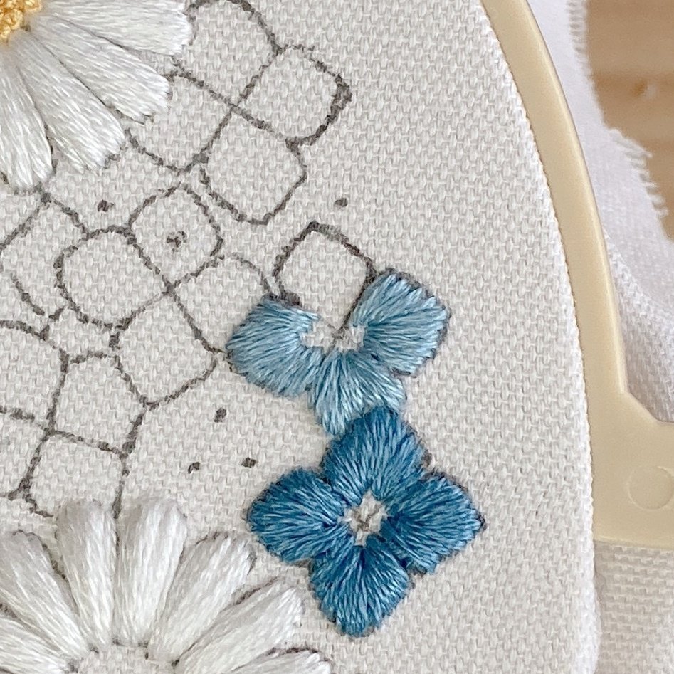 お花をたっぷり刺繍した豪華な色打掛」赤々しくなく、落ち着いた