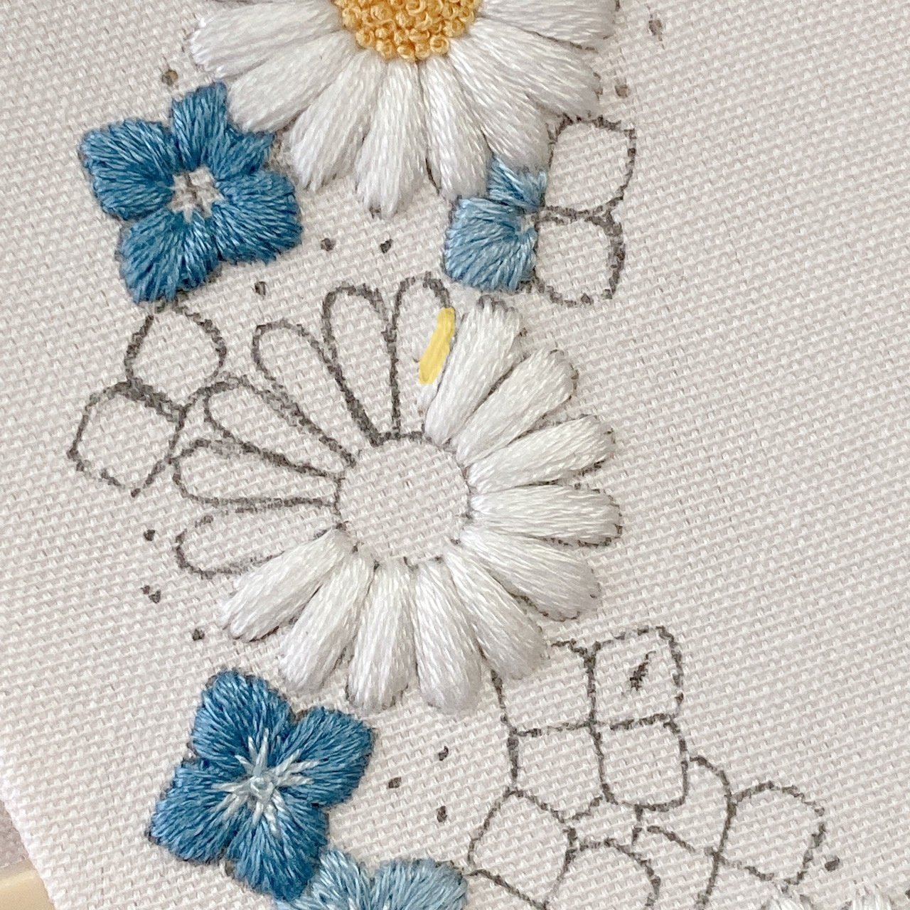 ふっくらサテンステッチのコツ（マーガレットの刺繍）｜はな