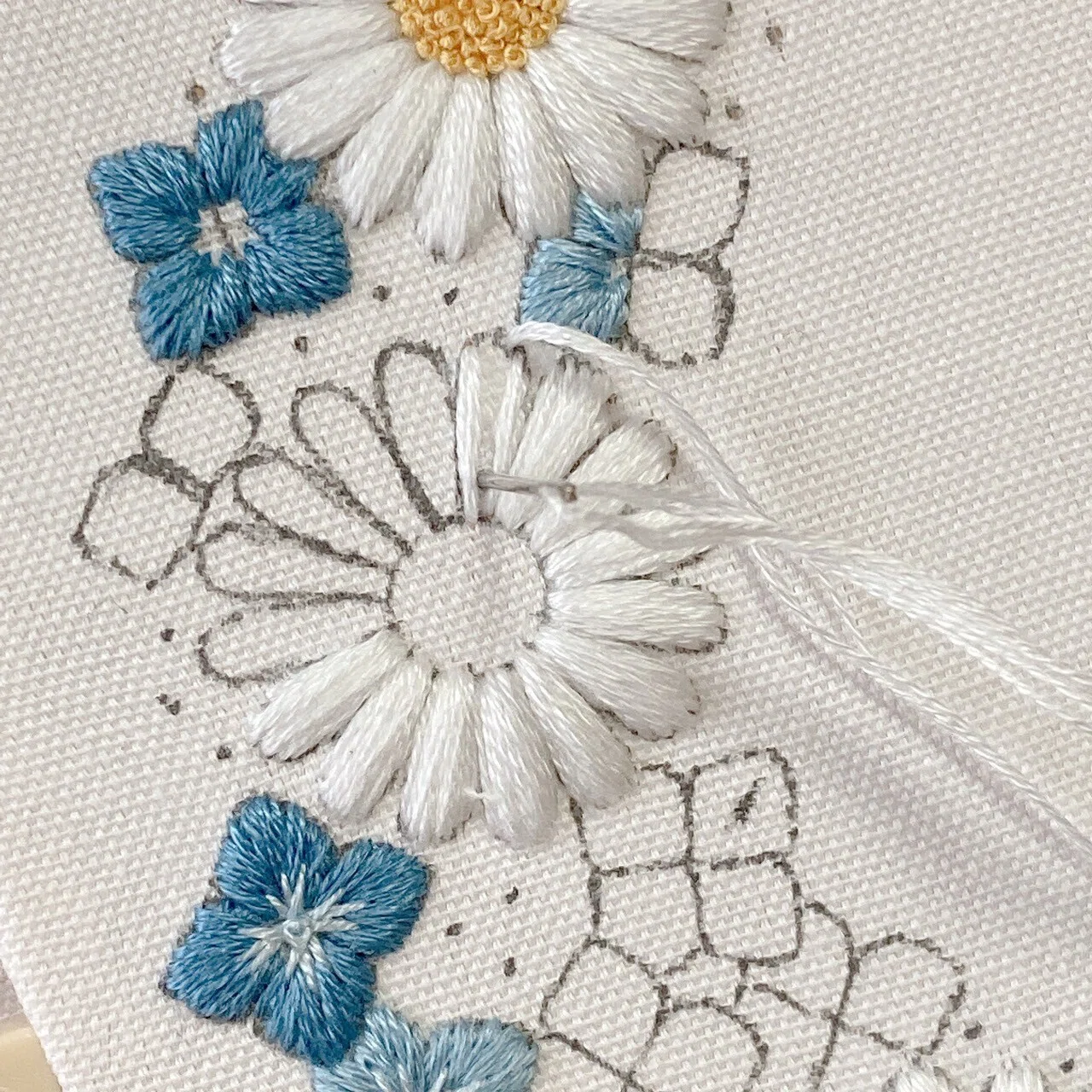 ふっくらサテンステッチのコツ（マーガレットの刺繍）｜はなこまち