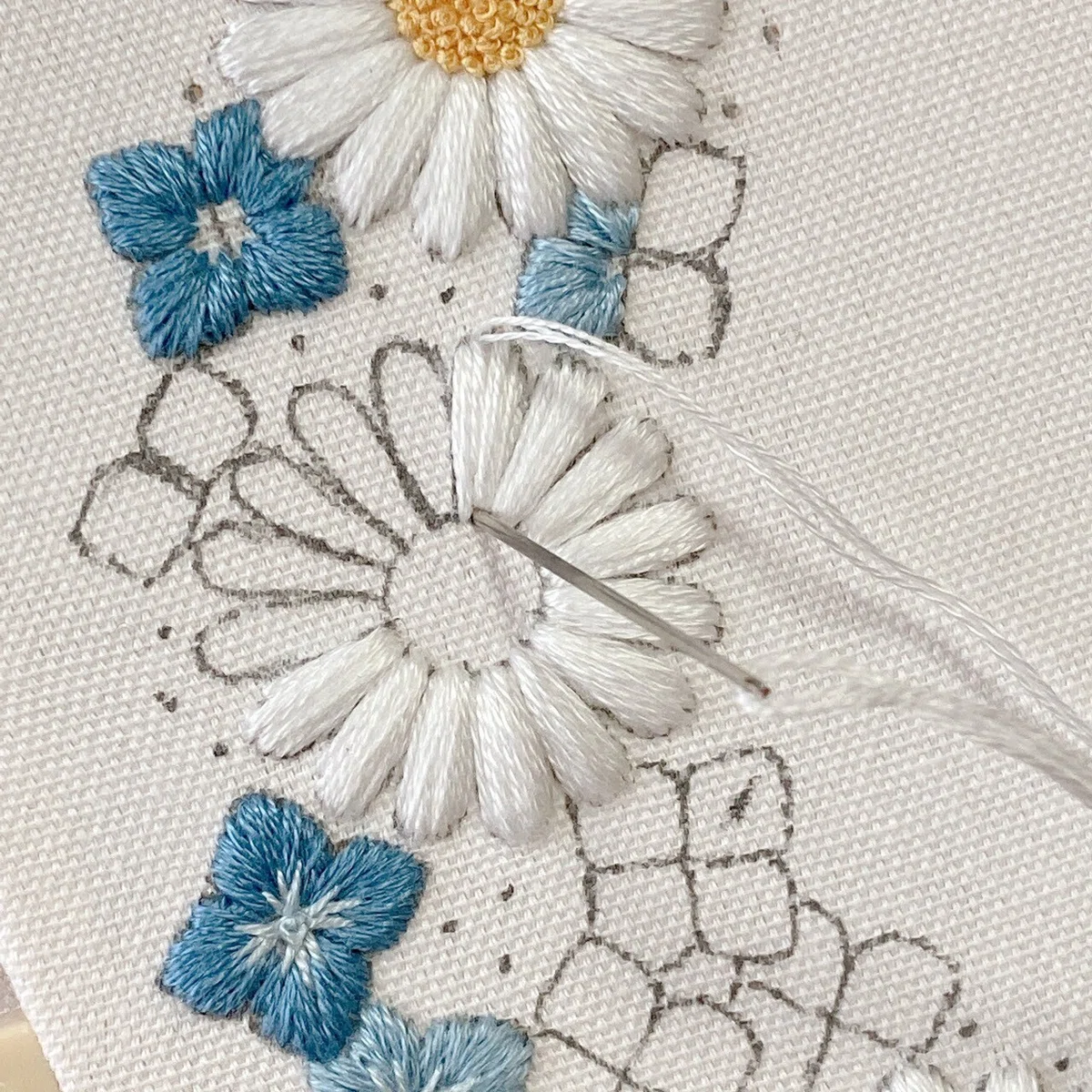 ふっくらサテンステッチのコツ（マーガレットの刺繍）｜はなこまち 
